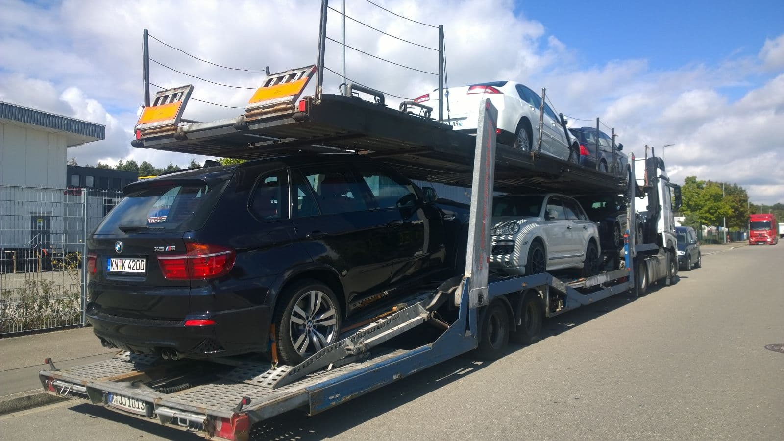 Biltransportbil lastad med personbilar för vägtransport
