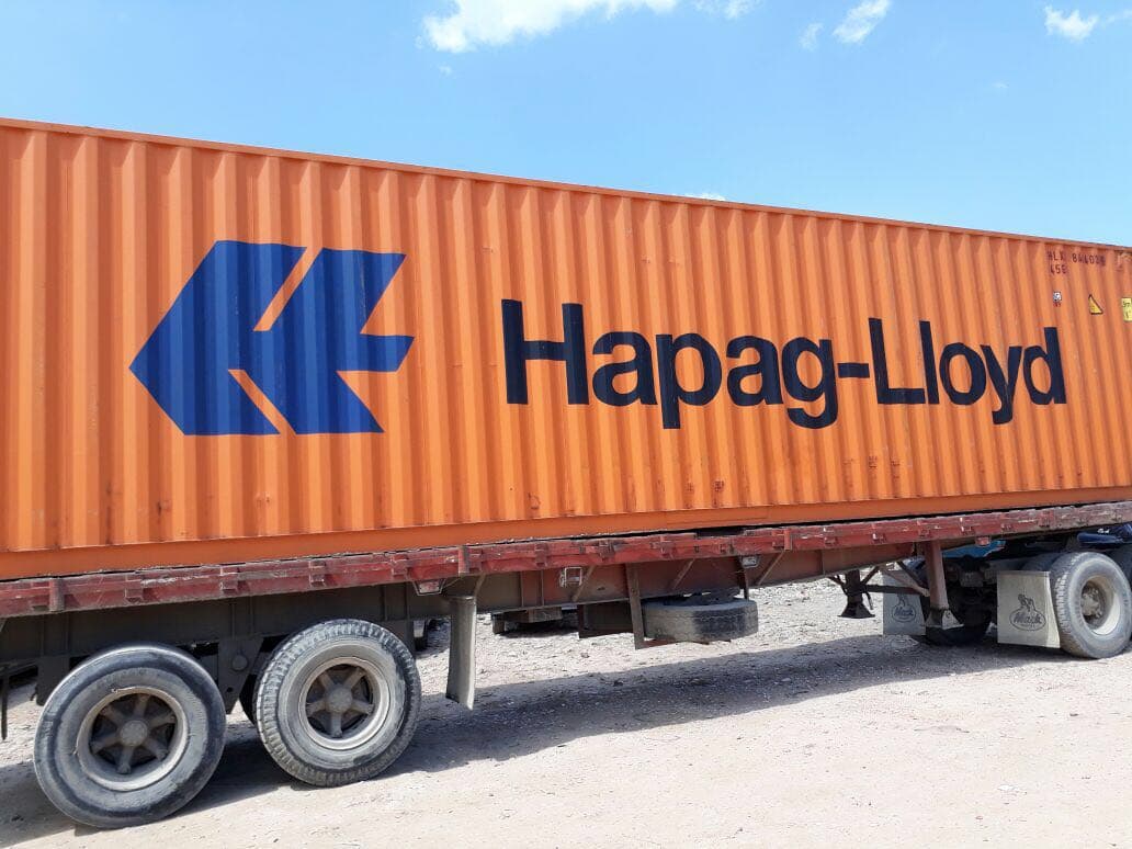 Hapag-Lloyd-Container auf einem Sattelauflieger