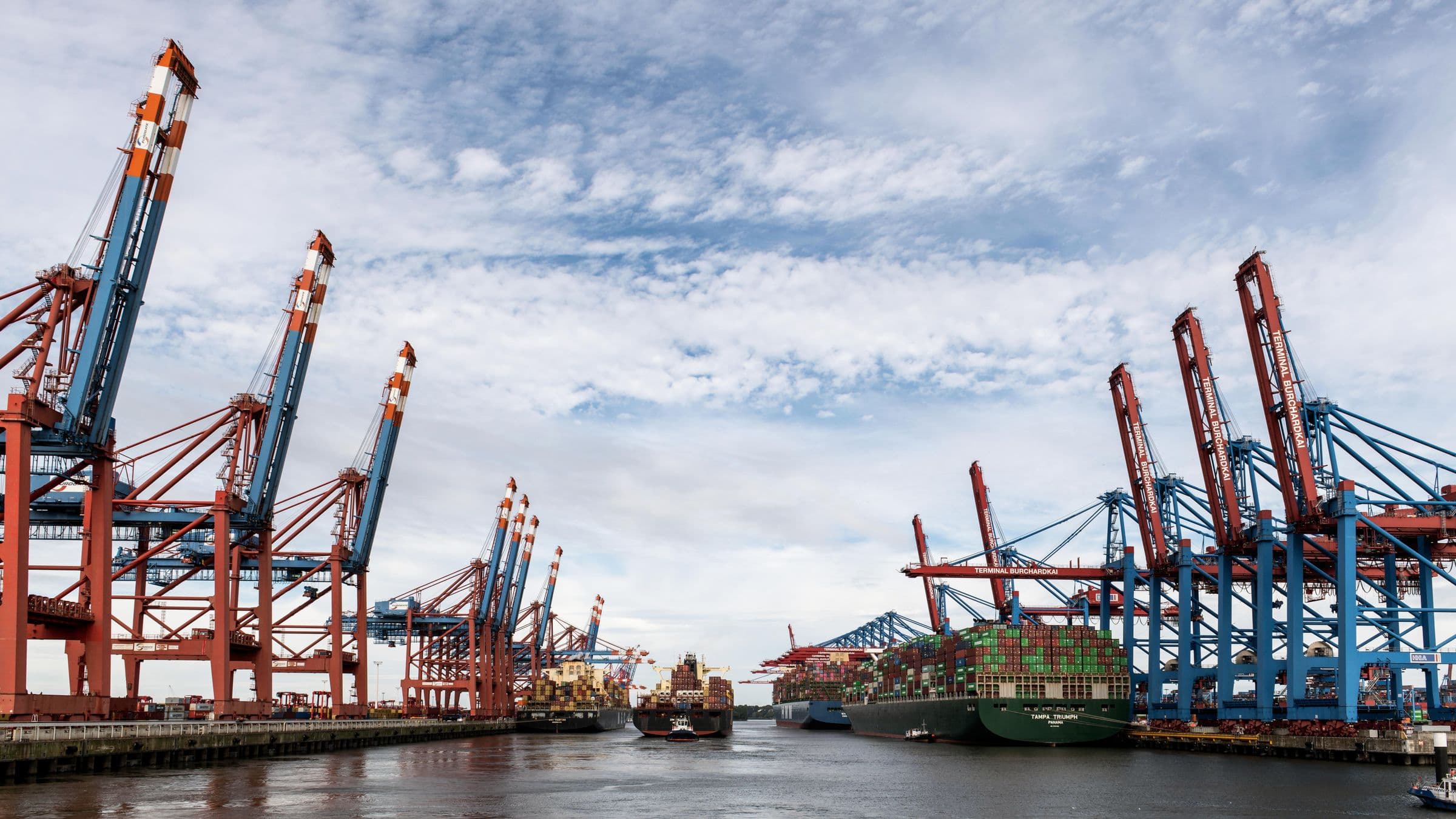 Fartyg, kranar och containrar vid Hamburgs containerterminal