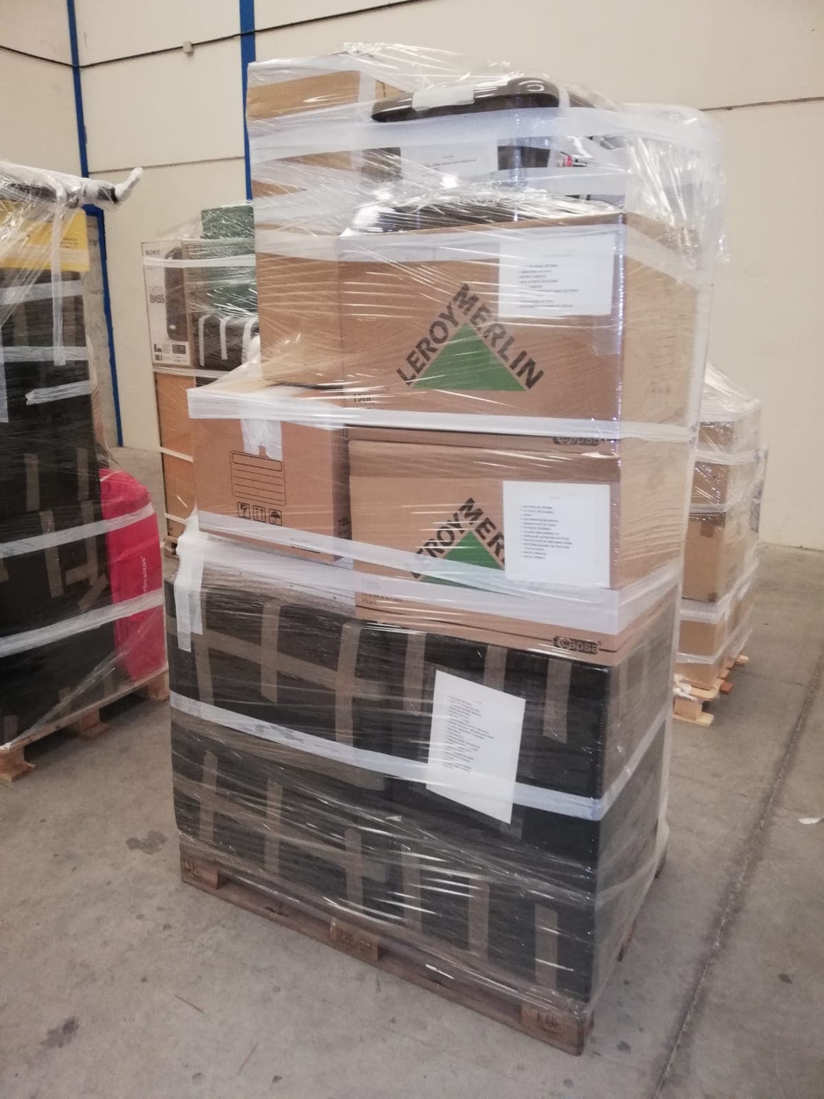 Verpackter Hausrat auf einer gesicherten Palette