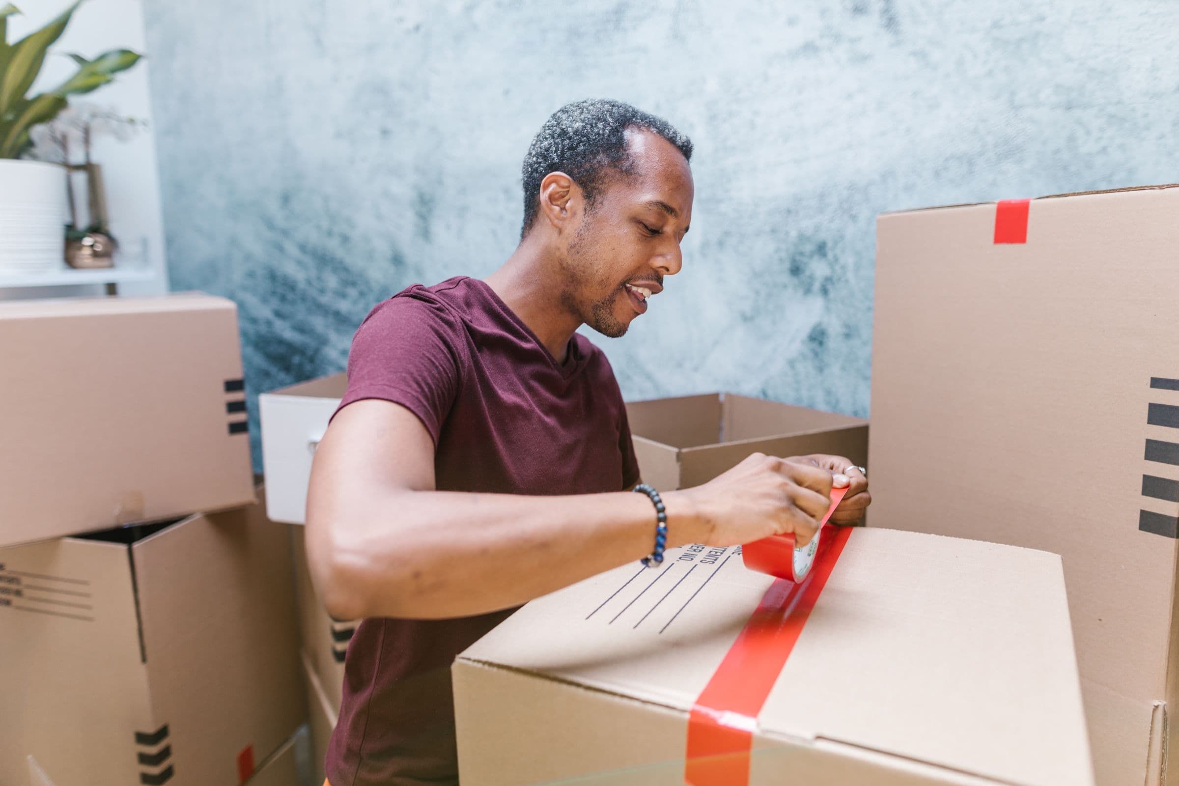 Verpacken und Verschließen von Umzugskartons