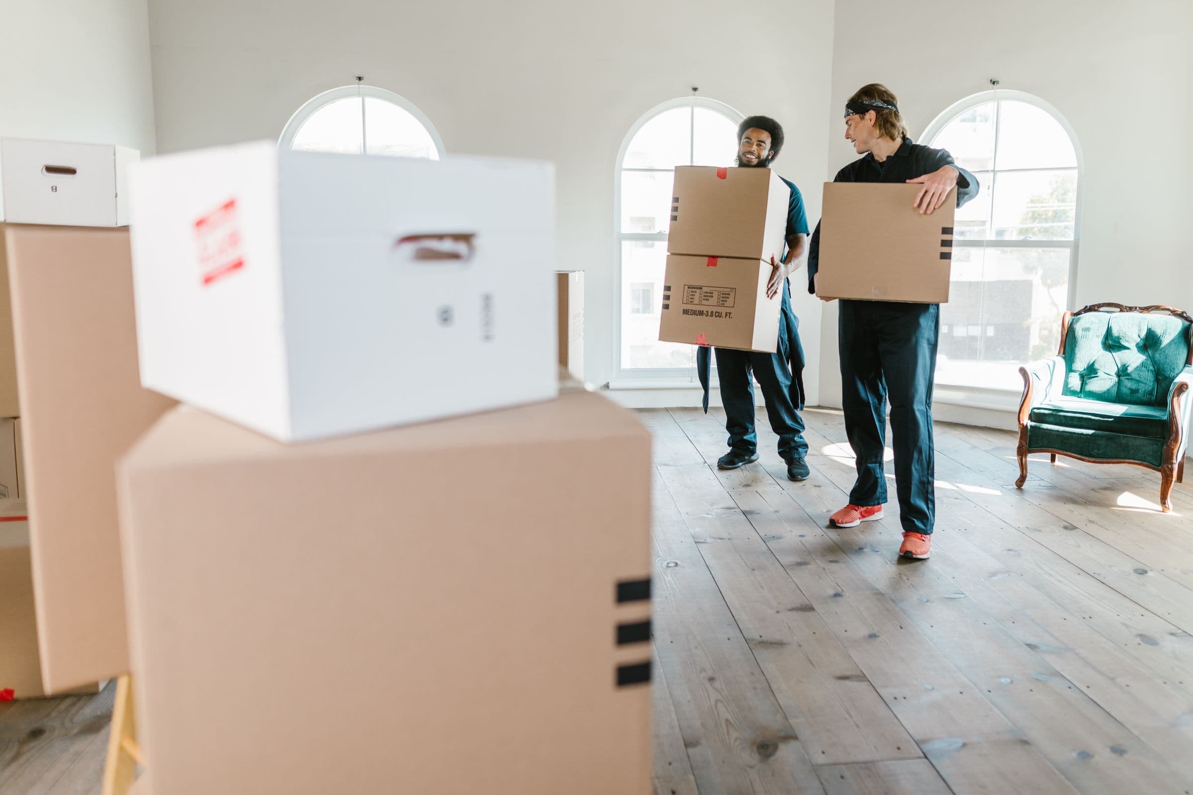 Tragen verpackter Umzugskartons aus einem Haus