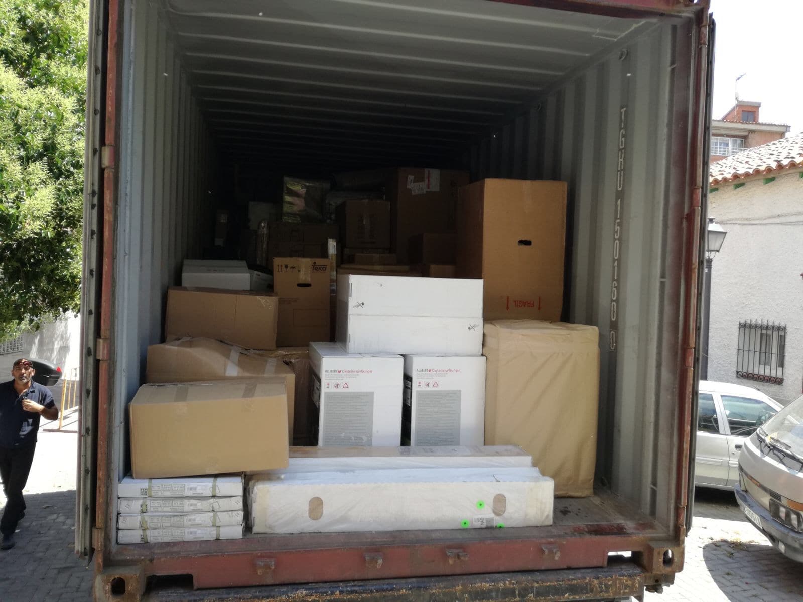 Möbel und Kartons im Seecontainer