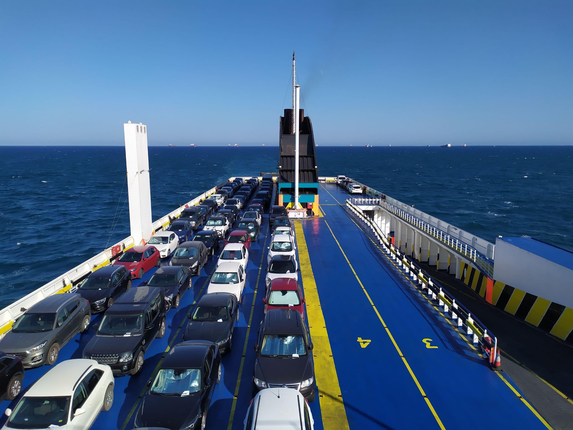 Bilar på en RoRo-färjas fordonsdäck