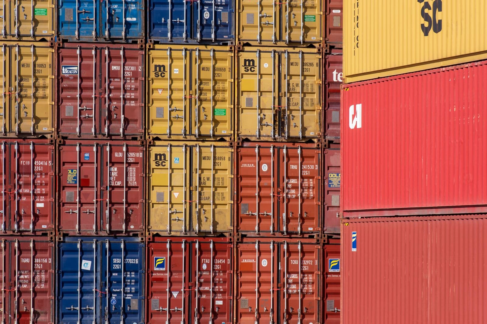 Gestapelte Container im Hafenterminal