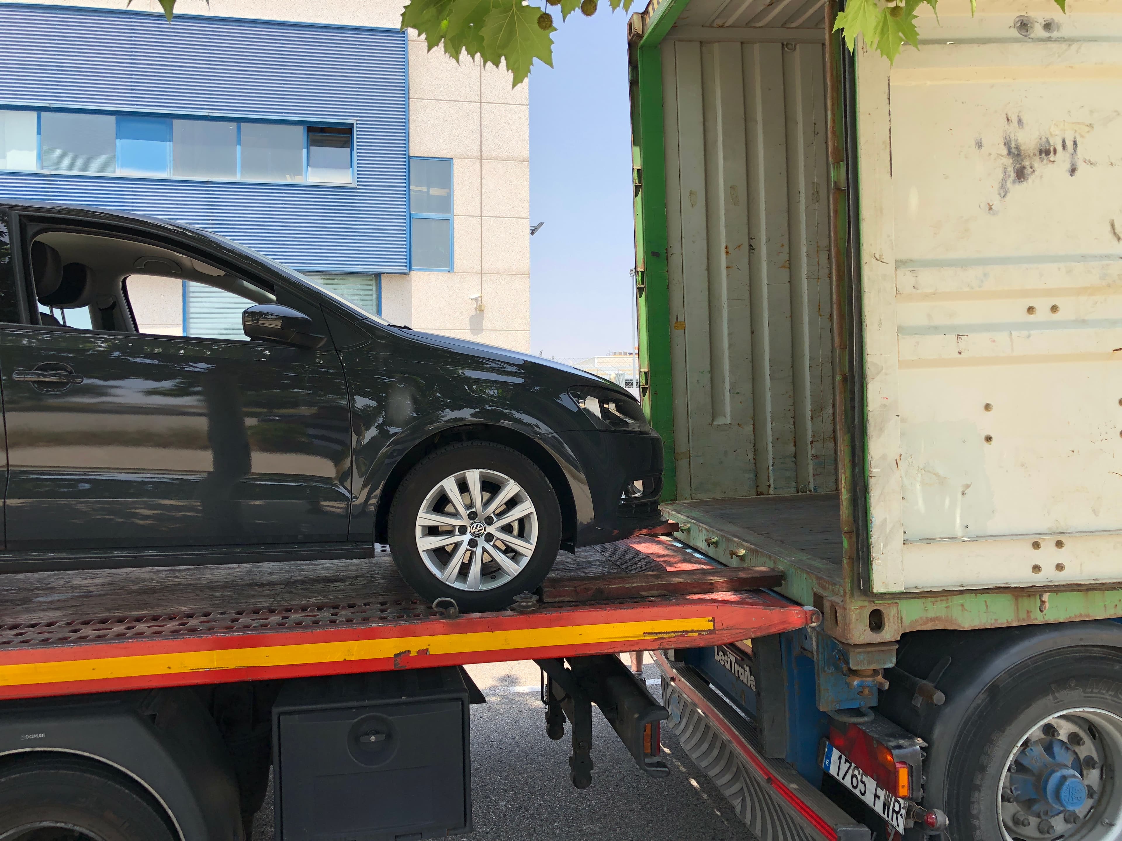 Verladen eines Autos in einen Seecontainer