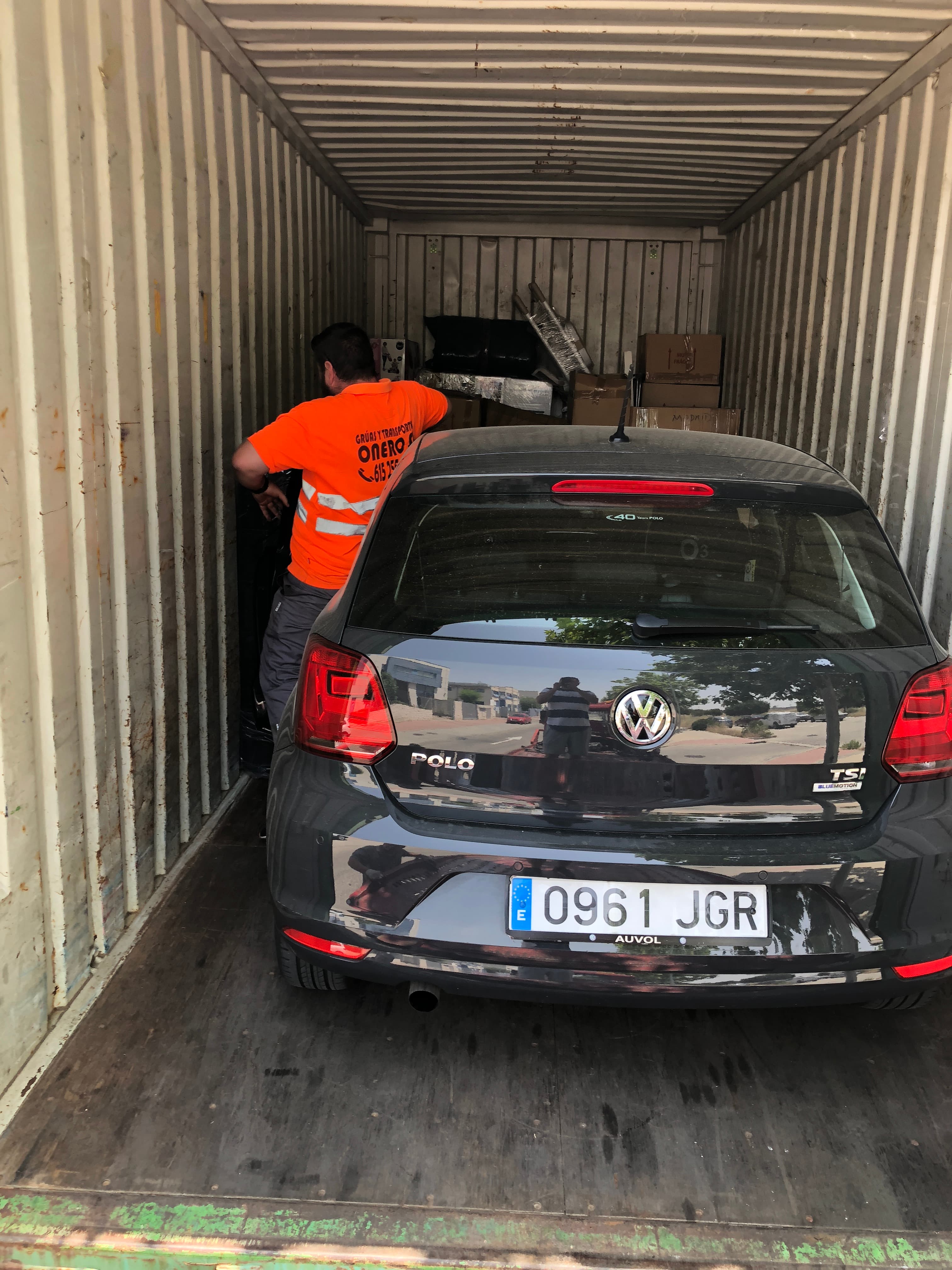 Auto und Hausrat im Container