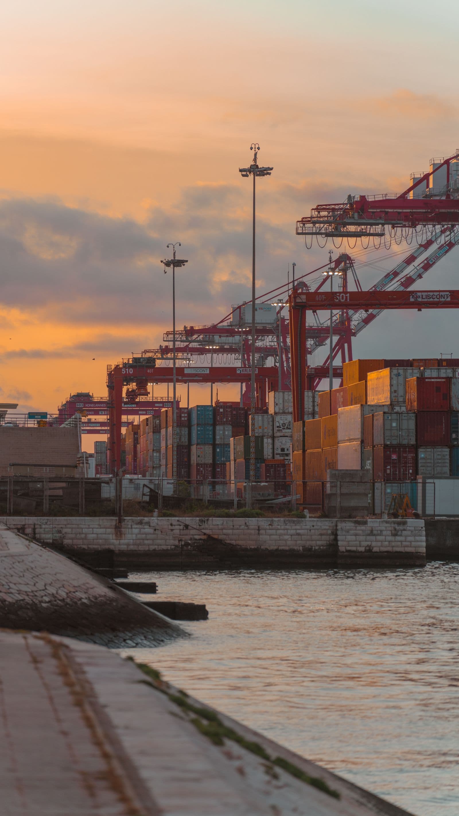 Internationell sjöfrakt Kranar vid en containerterminal